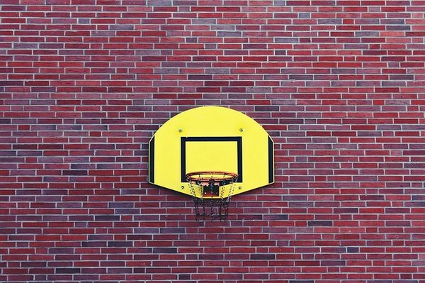 Comment s'entraîner à deux avec un panier de basket mural ?